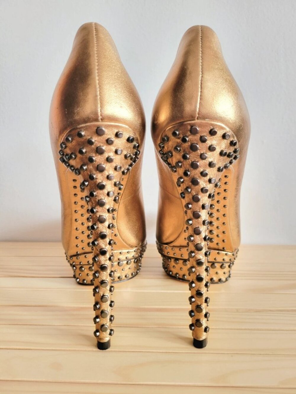 Brian Atwood Finvarra Italian Leather Gold Metallic Stud Platform Pumps sz 6-6.5 - Picture 3 of 7